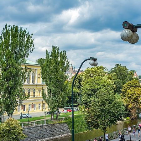 Riverside Apartment With A Balcony Прага Екстер'єр фото
