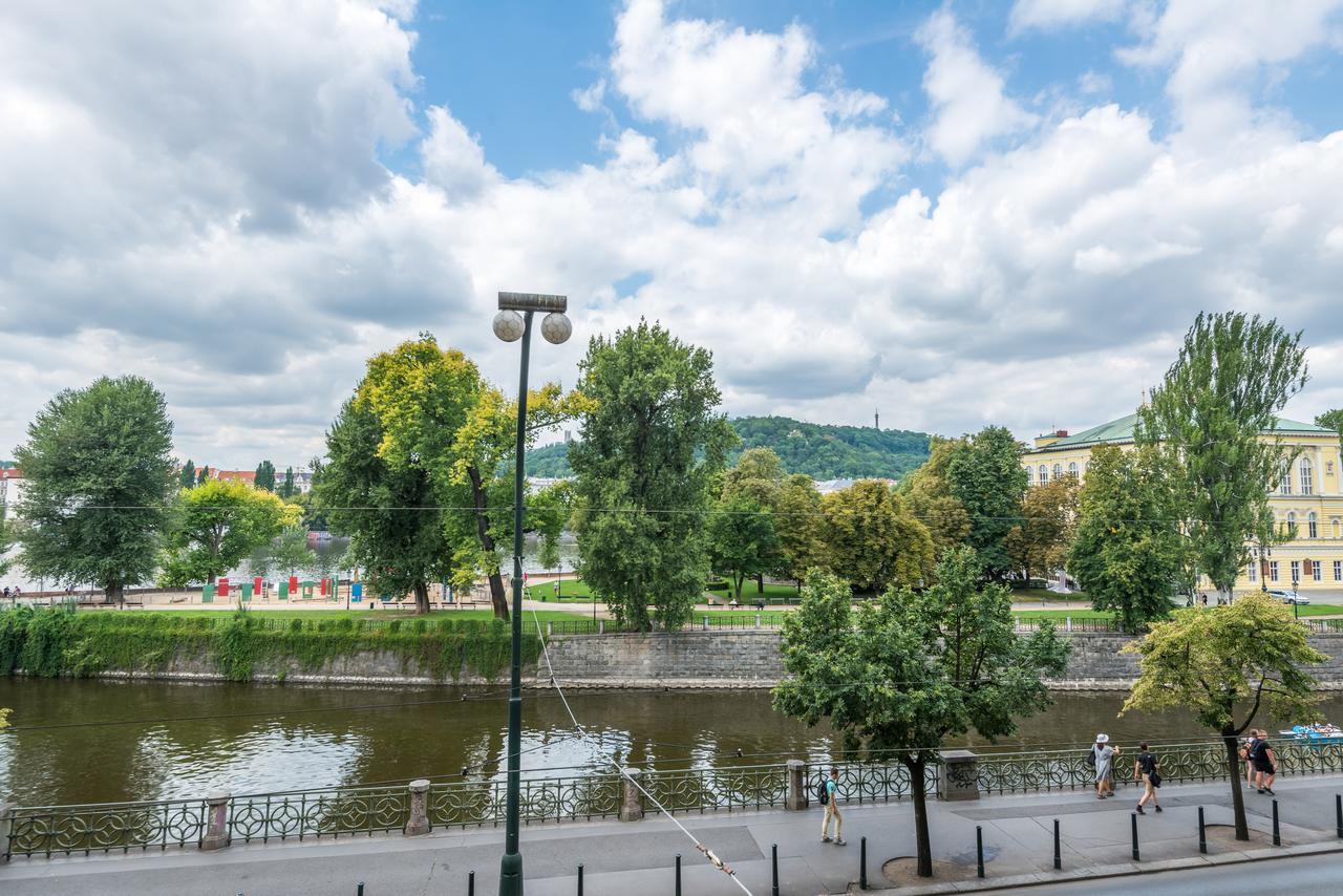 Riverside Apartment With A Balcony Прага Екстер'єр фото